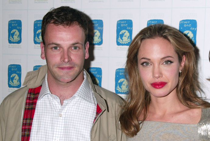 Předtím, než začala Angelina tvořit ikonický pár s Bradem Pittem, měla vztah s hercem jméem Jonny Lee Miller. 
