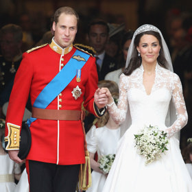  

Náušnice Robinsona Pelhama a Halo Tiara od Cartier

Diamantové náušnice dostala Kate darem od rodičů a měla si je na sebe vzít v den, kdy se provdala za prince Williama. Vyrobil je britský klenotník Robinson Pelham. Zkombinovala je s Halo Tiara od klenotnického domu Cartier. Každá nevěsta by měla mít ve svůj svatební den na sobě něco nového, něco starého, něco půjčeného a něco modrého. Tiaru jí pro velký den zapůjčila královna Alžběta II.
