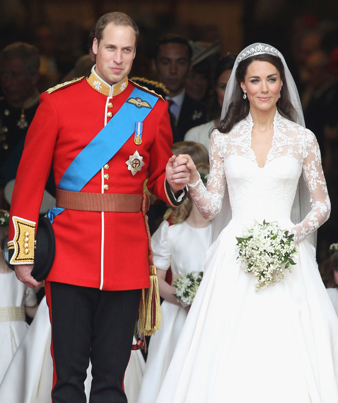 Náušnice Robinsona Pelhama a Halo Tiara od Cartier
Diamantové náušnice dostala Kate darem od rodičů a měla si je na sebe vzít v den, kdy se provdala za prince Williama. Vyrobil je britský klenotník Robinson Pelham. Zkombinovala je s Halo Tiara od klenotnického domu Cartier. Každá nevěsta by měla mít ve svůj svatební den na sobě něco nového, něco starého, něco půjčeného a něco modrého. Tiaru jí pro velký den zapůjčila královna Alžběta II.
Náušnice Robinsona Pelhama a Halo Tiara od Cartier
Diamantové náušnice dostala Kate darem od rodičů a měla si je na sebe vzít v den, kdy se provdala za prince Williama. Vyrobil je britský klenotník Robinson Pelham. Zkombinovala je s Halo Tiara od klenotnického domu Cartier. Každá nevěsta by měla mít ve svůj svatební den na sobě něco nového, něco starého, něco půjčeného a něco modrého. Tiaru jí pro velký den zapůjčila královna Alžběta II.