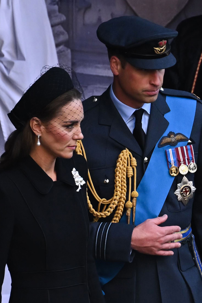 Královnina brož s diamantem a perlovým listem
Stříbrná brož, která patřila královně, byla na tehdejší vévodkyni z Cambridge poprvé spatřena v roce 2017. Připnula si ji při návštěvě hřbitova Tyne Cot Commonwealth War Graves Cemetery v Belgii, který s princem Williamem navštívili, aby si připomněli historické události. V tomto roce ji připnula znovu, a to na pohřbu královny Alžběty II.
Královnina brož s diamantem a perlovým listem
Stříbrná brož, která patřila královně, byla na tehdejší vévodkyni z Cambridge poprvé spatřena v roce 2017. Připnula si ji při návštěvě hřbitova Tyne Cot Commonwealth War Graves Cemetery v Belgii, který s princem Williamem navštívili, aby si připomněli historické události. V tomto roce ji připnula znovu, a to na pohřbu královny Alžběty II.
