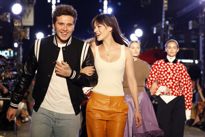 Takto kráčel Brooklyn Beckham po boku své manželky po mole. Avšak stále se hledá, a tak v této branži nezakotvil.
