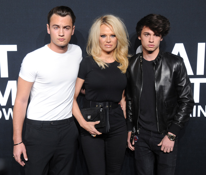 Synové Pamely Anderson zdědili krásu po matce a charisma po otci. Není se co divit, že zaujali i modelingové scouty.
