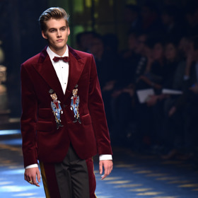 Syn Cindy Crawford, Presley Walker Gerber, dobývá přehlídková mola.
Syn Cindy Crawford, Presley Walker Gerber, dobývá přehlídková mola.