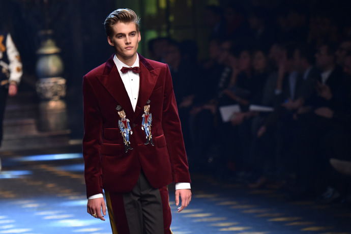 Syn Cindy Crawford, Presley Walker Gerber, dobývá přehlídková mola. 
