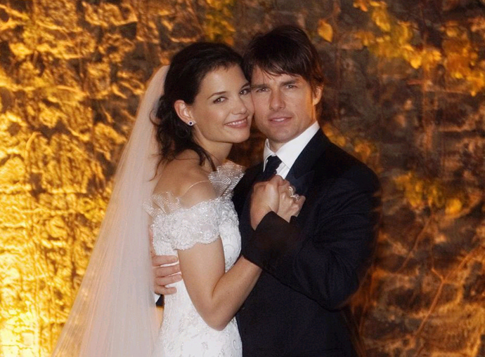 Tom Cruise se pak znovu oženil. Vzal si krásnou Katie Holmes. 
