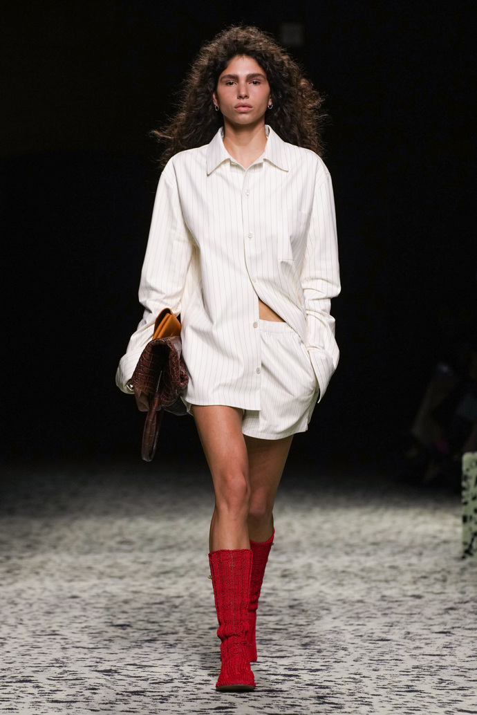 Prohlédněte si kolekci Bottega Veneta Ready to Wear Fall Winter 2023...
Prohlédněte si kolekci Bottega Veneta Ready to Wear Fall Winter 2023...