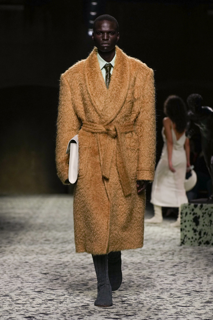 Prohlédněte si kolekci Bottega Veneta Ready to Wear Fall Winter 2023...
Prohlédněte si kolekci Bottega Veneta Ready to Wear Fall Winter 2023...