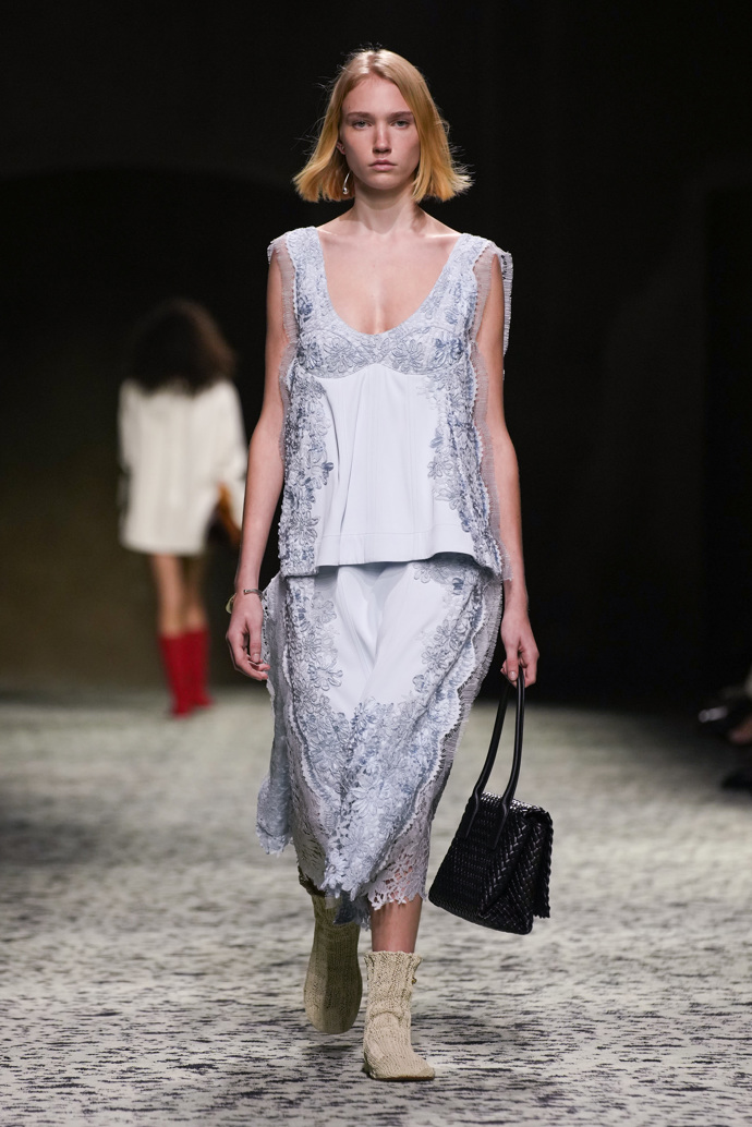 Prohlédněte si kolekci Bottega Veneta Ready to Wear Fall Winter 2023...
Prohlédněte si kolekci Bottega Veneta Ready to Wear Fall Winter 2023...