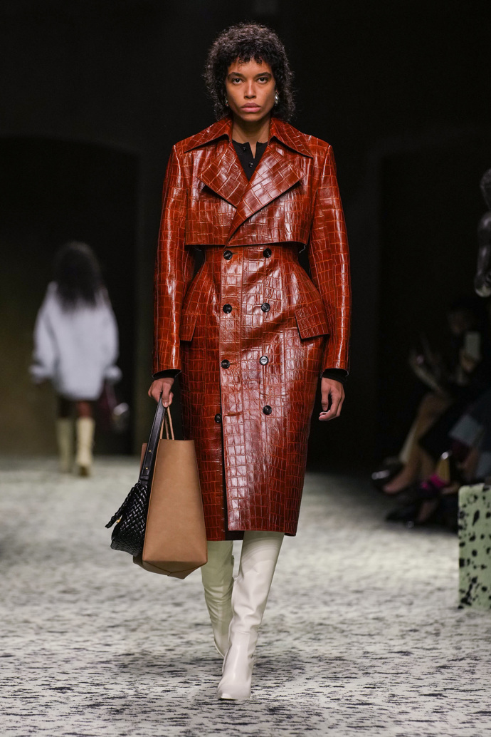 Prohlédněte si kolekci Bottega Veneta Ready to Wear Fall Winter 2023...
Prohlédněte si kolekci Bottega Veneta Ready to Wear Fall Winter 2023...
