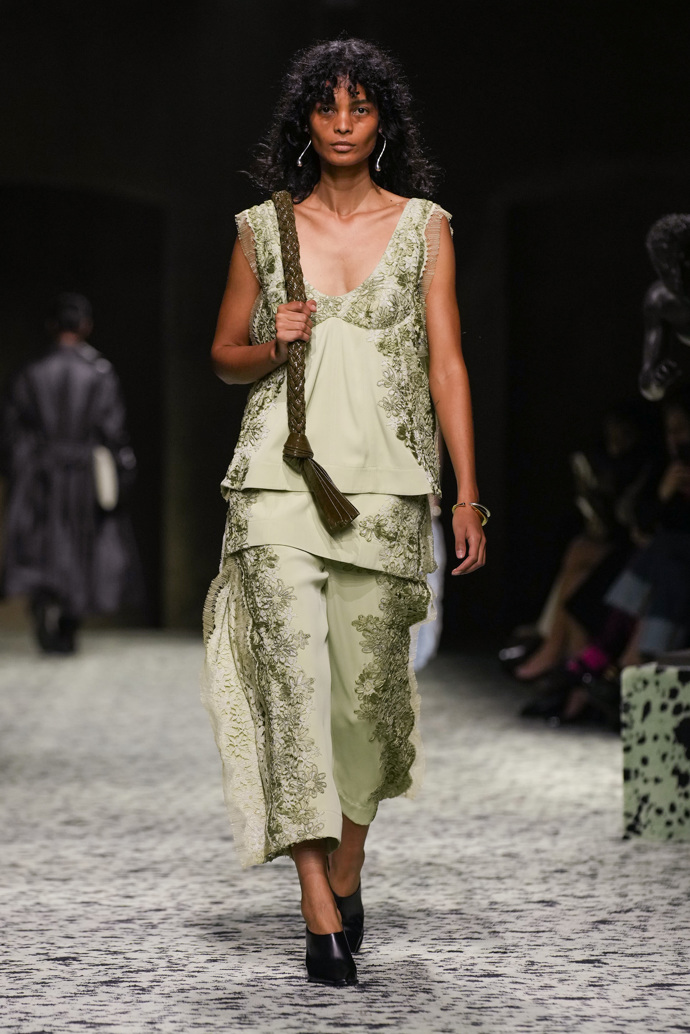Prohlédněte si kolekci Bottega Veneta Ready to Wear Fall Winter 2023...
Prohlédněte si kolekci Bottega Veneta Ready to Wear Fall Winter 2023...