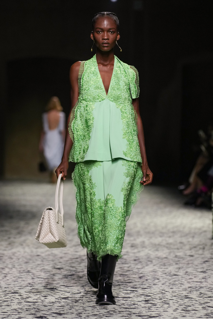 Prohlédněte si kolekci Bottega Veneta Ready to Wear Fall Winter 2023...
Prohlédněte si kolekci Bottega Veneta Ready to Wear Fall Winter 2023...