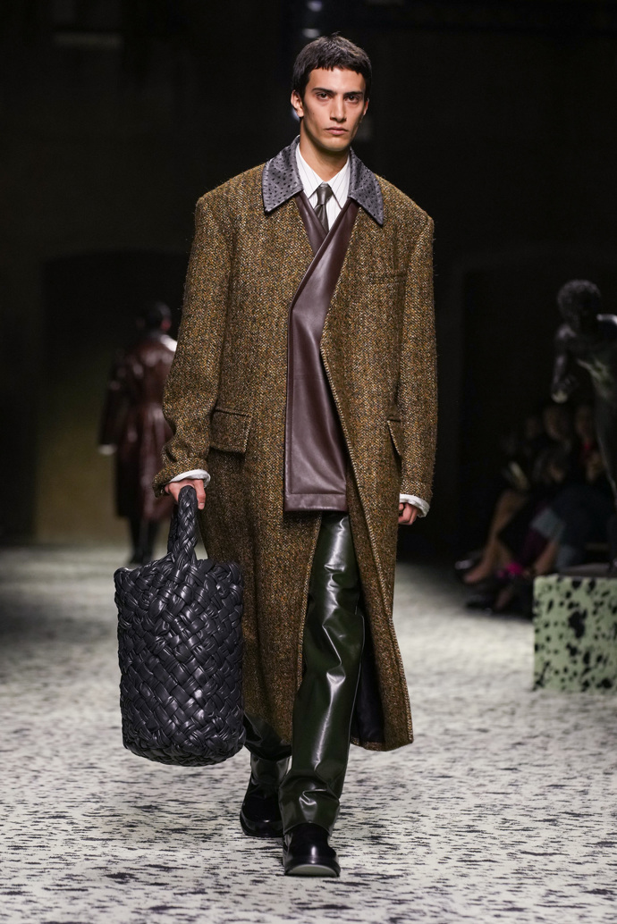 Prohlédněte si kolekci Bottega Veneta Ready to Wear Fall Winter 2023...
Prohlédněte si kolekci Bottega Veneta Ready to Wear Fall Winter 2023...