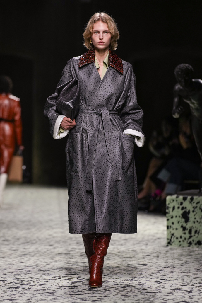 Prohlédněte si kolekci Bottega Veneta Ready to Wear Fall Winter 2023...
Prohlédněte si kolekci Bottega Veneta Ready to Wear Fall Winter 2023...