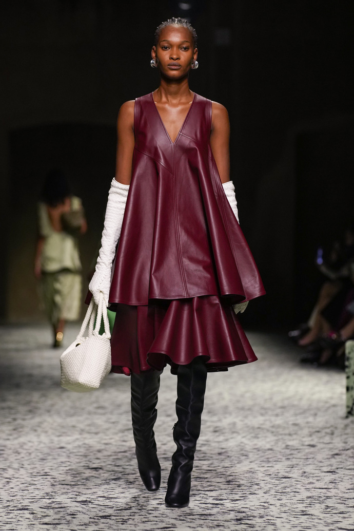 Prohlédněte si kolekci Bottega Veneta Ready to Wear Fall Winter 2023...
Prohlédněte si kolekci Bottega Veneta Ready to Wear Fall Winter 2023...