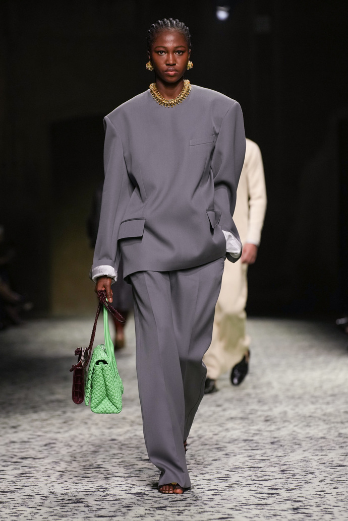 Prohlédněte si kolekci Bottega Veneta Ready to Wear Fall Winter 2023...
Prohlédněte si kolekci Bottega Veneta Ready to Wear Fall Winter 2023...