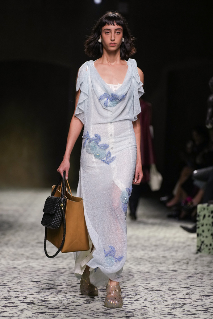 Prohlédněte si kolekci Bottega Veneta Ready to Wear Fall Winter 2023...
Prohlédněte si kolekci Bottega Veneta Ready to Wear Fall Winter 2023...