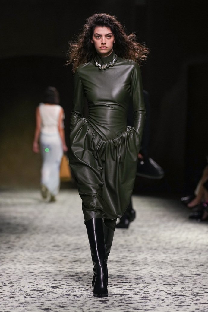 Prohlédněte si kolekci Bottega Veneta Ready to Wear Fall Winter 2023...
Prohlédněte si kolekci Bottega Veneta Ready to Wear Fall Winter 2023...
