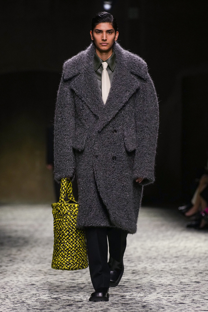 Prohlédněte si kolekci Bottega Veneta Ready to Wear Fall Winter 2023...
Prohlédněte si kolekci Bottega Veneta Ready to Wear Fall Winter 2023...