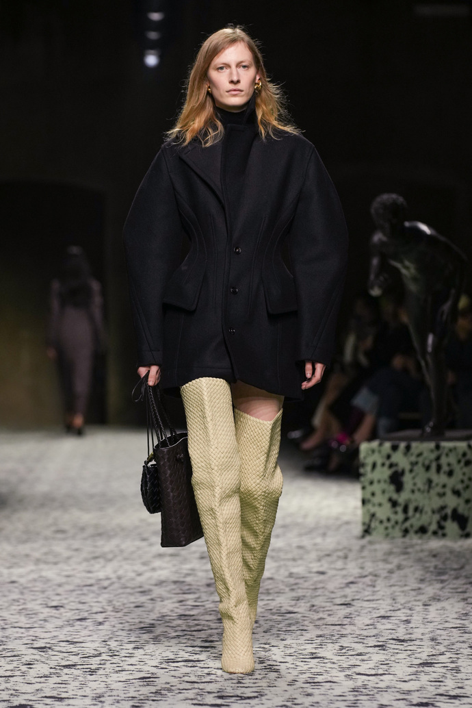 Prohlédněte si kolekci Bottega Veneta Ready to Wear Fall Winter 2023...
Prohlédněte si kolekci Bottega Veneta Ready to Wear Fall Winter 2023...