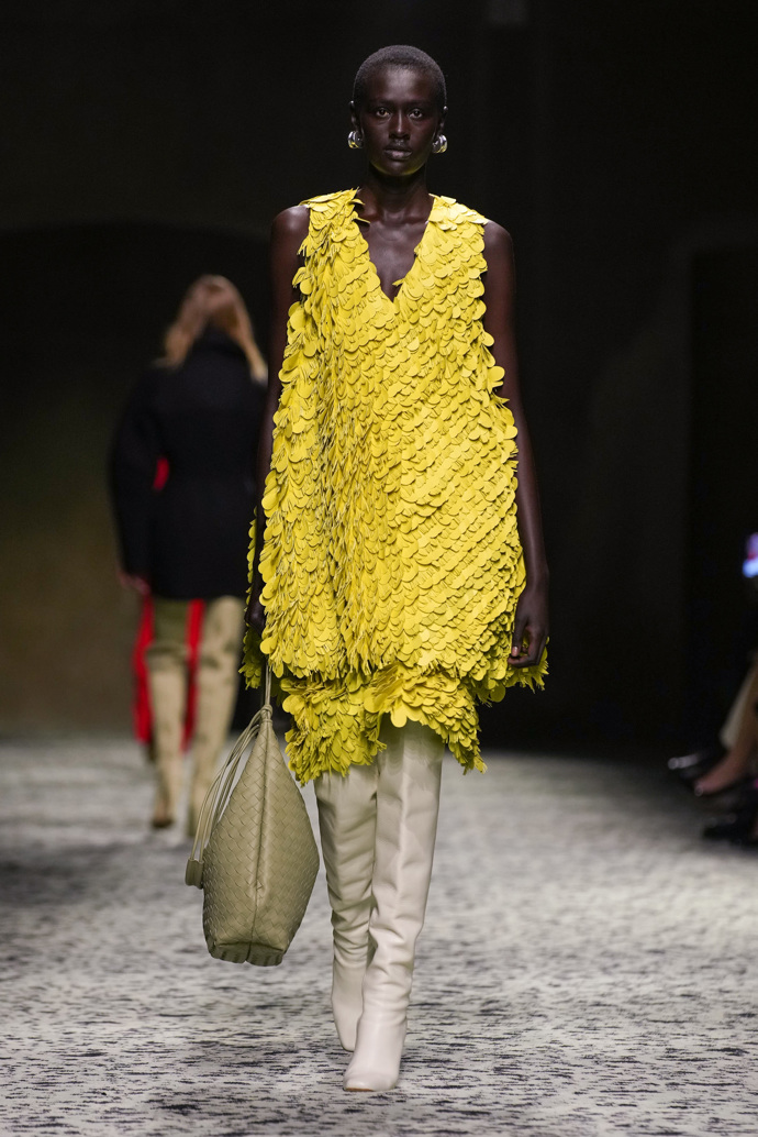 Prohlédněte si kolekci Bottega Veneta Ready to Wear Fall Winter 2023...
Prohlédněte si kolekci Bottega Veneta Ready to Wear Fall Winter 2023...