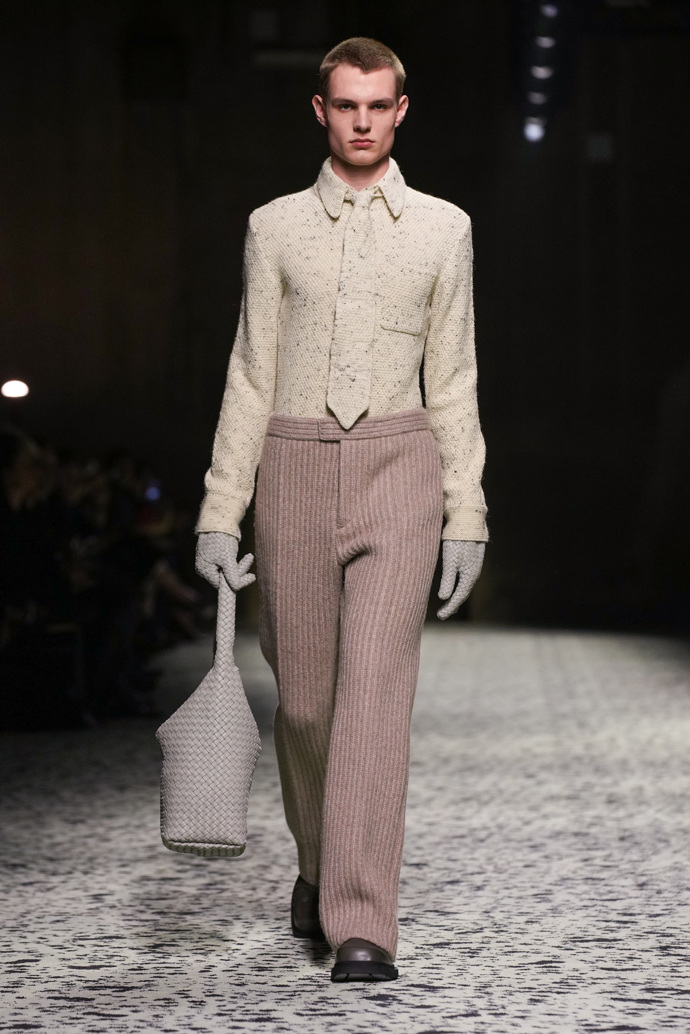 Prohlédněte si kolekci Bottega Veneta Ready to Wear Fall Winter 2023...
Prohlédněte si kolekci Bottega Veneta Ready to Wear Fall Winter 2023...