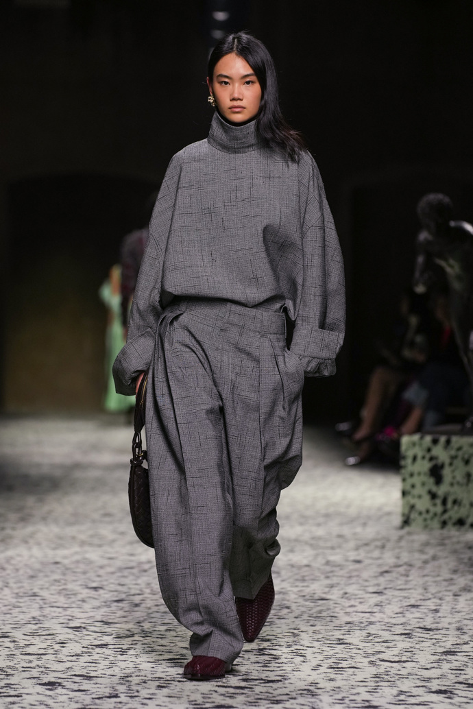 Prohlédněte si kolekci Bottega Veneta Ready to Wear Fall Winter 2023...
Prohlédněte si kolekci Bottega Veneta Ready to Wear Fall Winter 2023...
