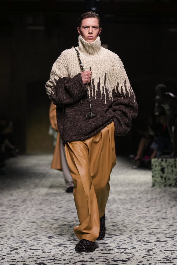 Prohlédněte si kolekci Bottega Veneta Ready to Wear Fall Winter 2023...
Prohlédněte si kolekci Bottega Veneta Ready to Wear Fall Winter 2023...