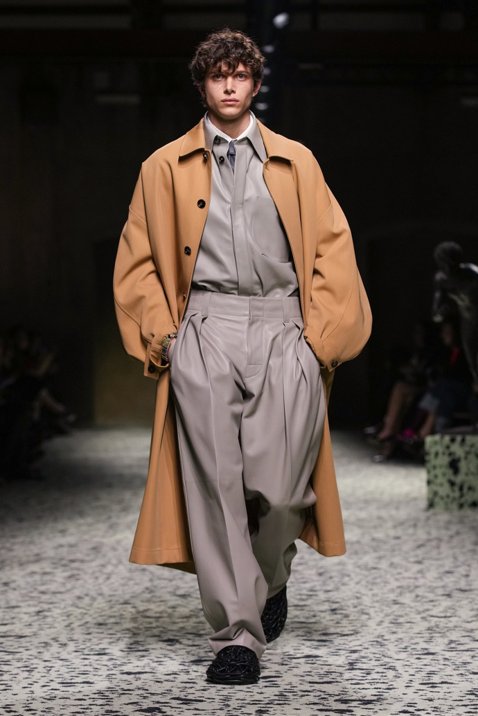 Prohlédněte si kolekci Bottega Veneta Ready to Wear Fall Winter 2023...
Prohlédněte si kolekci Bottega Veneta Ready to Wear Fall Winter 2023...