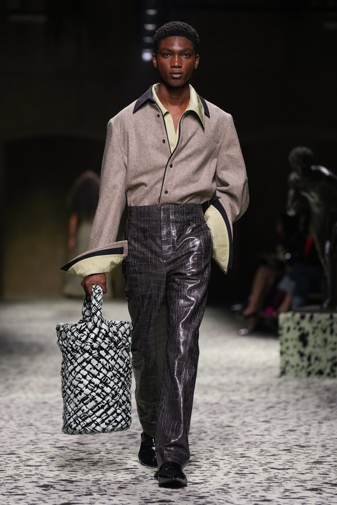 Prohlédněte si kolekci Bottega Veneta Ready to Wear Fall Winter 2023...
Prohlédněte si kolekci Bottega Veneta Ready to Wear Fall Winter 2023...
