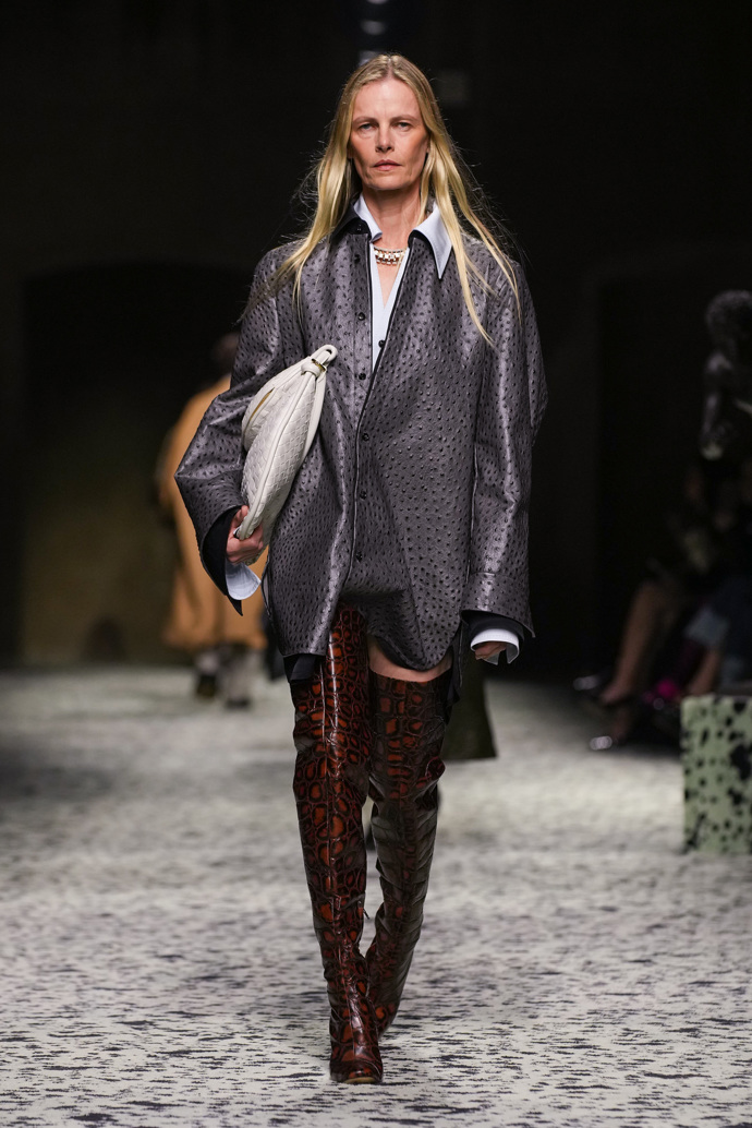 Prohlédněte si kolekci Bottega Veneta Ready to Wear Fall Winter 2023...
Prohlédněte si kolekci Bottega Veneta Ready to Wear Fall Winter 2023...