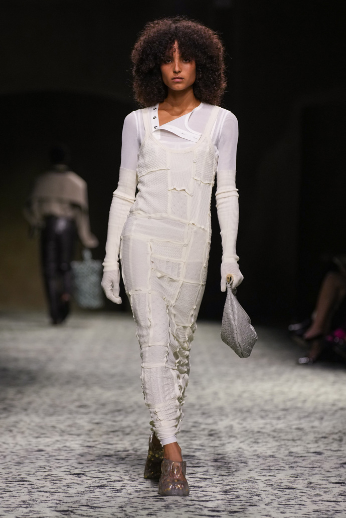 Prohlédněte si kolekci Bottega Veneta Ready to Wear Fall Winter 2023...
Prohlédněte si kolekci Bottega Veneta Ready to Wear Fall Winter 2023...