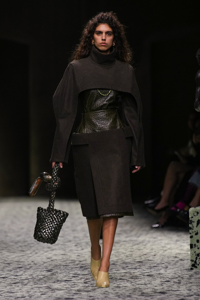 Prohlédněte si kolekci Bottega Veneta Ready to Wear Fall Winter 2023...
Prohlédněte si kolekci Bottega Veneta Ready to Wear Fall Winter 2023...