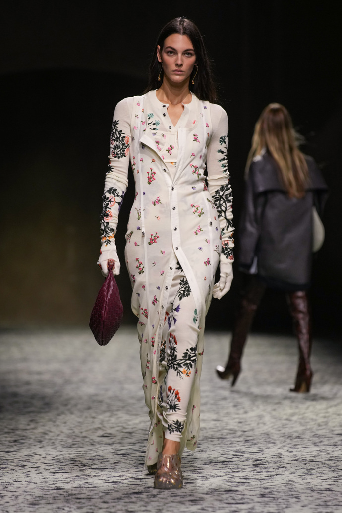 Prohlédněte si kolekci Bottega Veneta Ready to Wear Fall Winter 2023...
Prohlédněte si kolekci Bottega Veneta Ready to Wear Fall Winter 2023...