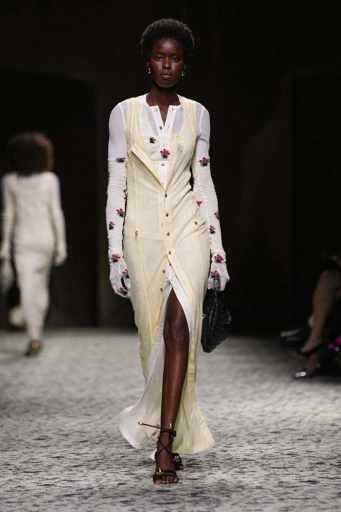 Prohlédněte si kolekci Bottega Veneta Ready to Wear Fall Winter 2023...
Prohlédněte si kolekci Bottega Veneta Ready to Wear Fall Winter 2023...