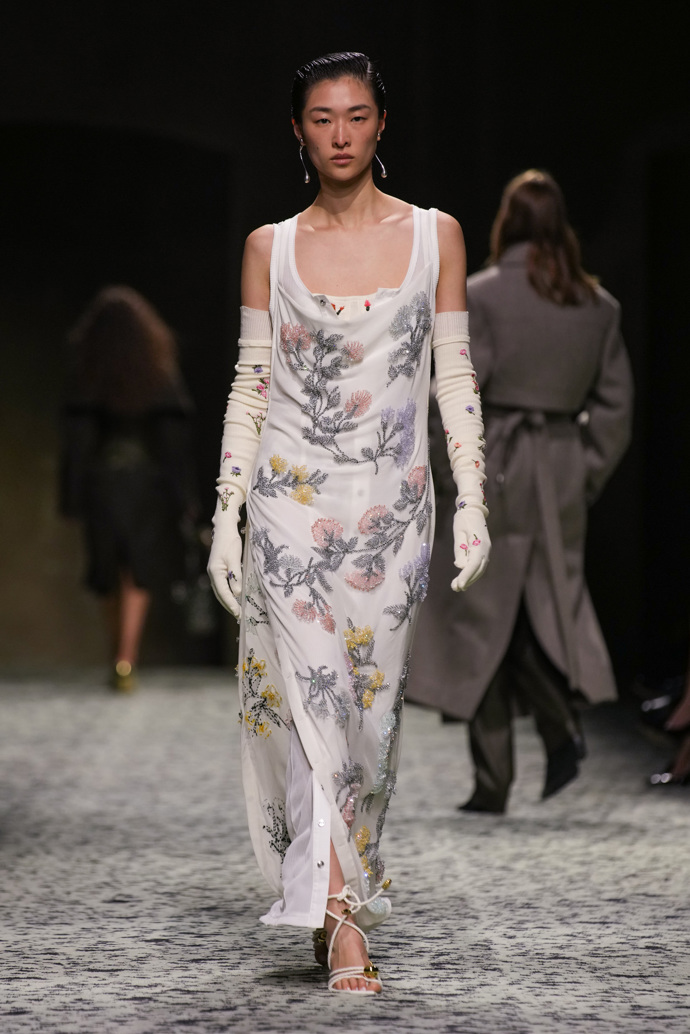 Prohlédněte si kolekci Bottega Veneta Ready to Wear Fall Winter 2023...
Prohlédněte si kolekci Bottega Veneta Ready to Wear Fall Winter 2023...