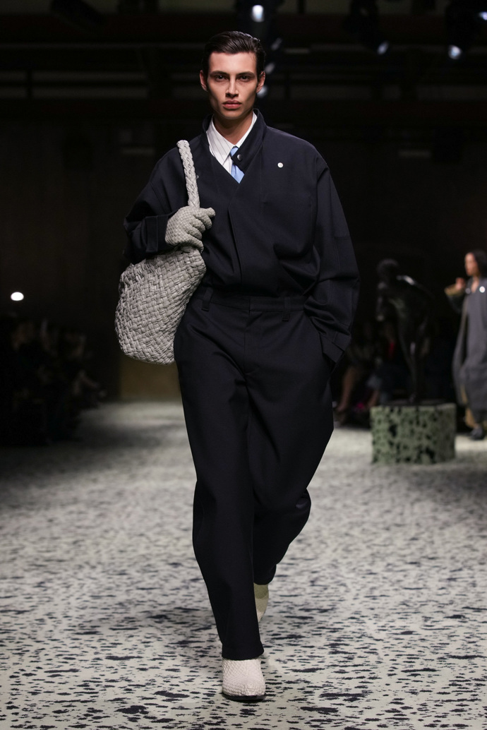 Prohlédněte si kolekci Bottega Veneta Ready to Wear Fall Winter 2023...
Prohlédněte si kolekci Bottega Veneta Ready to Wear Fall Winter 2023...