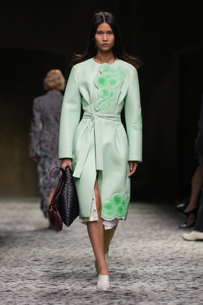 Prohlédněte si kolekci Bottega Veneta Ready to Wear Fall Winter 2023...
Prohlédněte si kolekci Bottega Veneta Ready to Wear Fall Winter 2023...