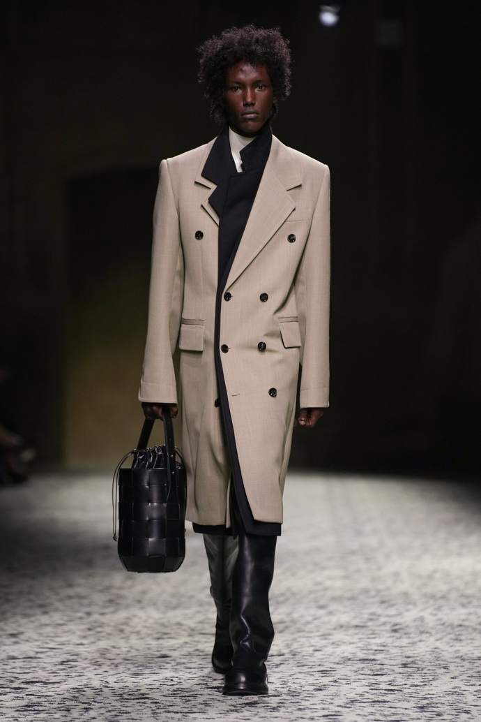 Prohlédněte si kolekci Bottega Veneta Ready to Wear Fall Winter 2023...
Prohlédněte si kolekci Bottega Veneta Ready to Wear Fall Winter 2023...