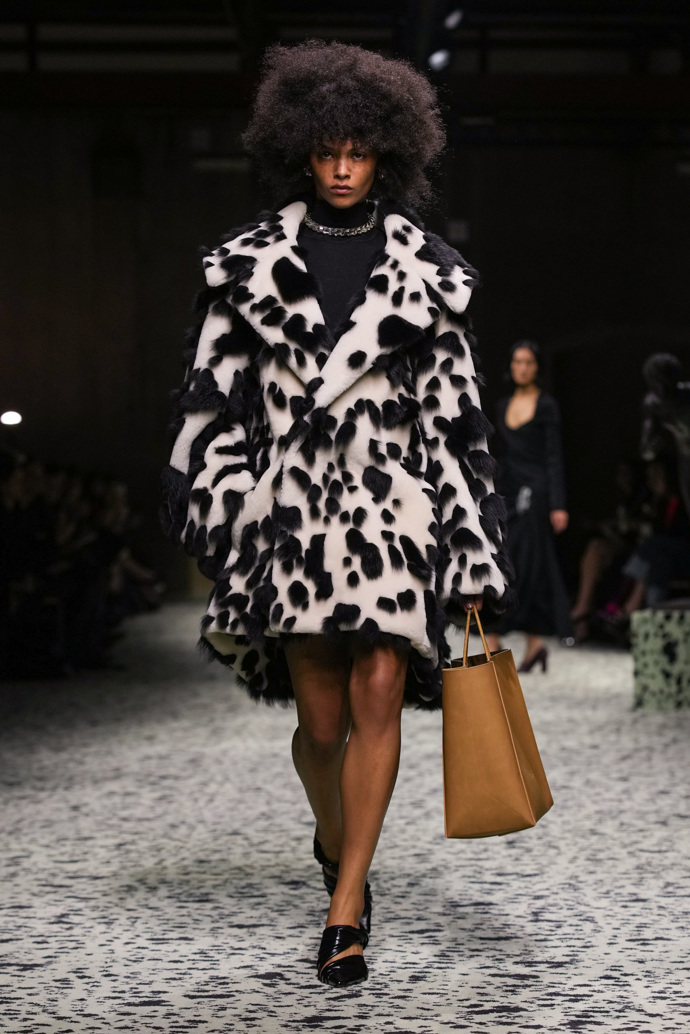 Prohlédněte si kolekci Bottega Veneta Ready to Wear Fall Winter 2023...
Prohlédněte si kolekci Bottega Veneta Ready to Wear Fall Winter 2023...