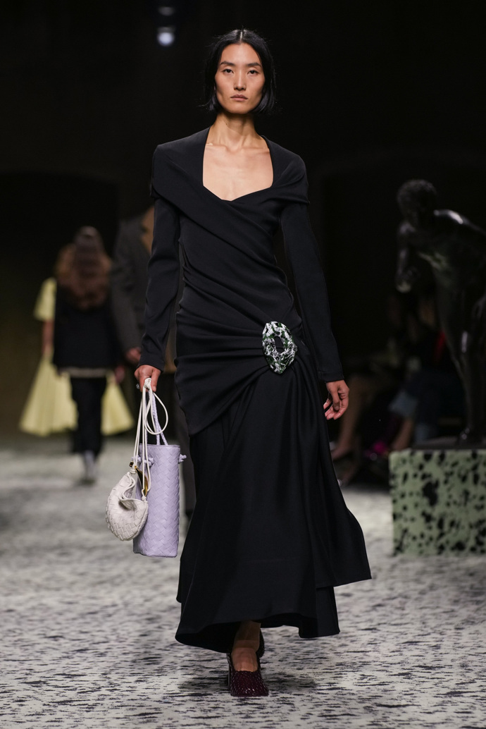 Prohlédněte si kolekci Bottega Veneta Ready to Wear Fall Winter 2023...
Prohlédněte si kolekci Bottega Veneta Ready to Wear Fall Winter 2023...