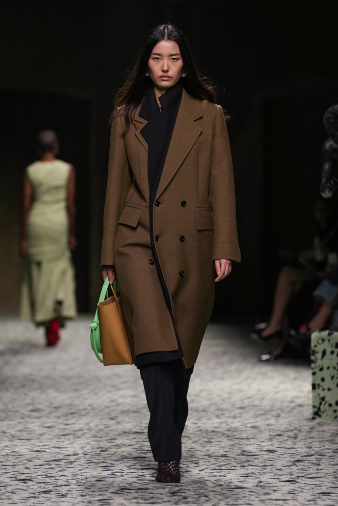 Prohlédněte si kolekci Bottega Veneta Ready to Wear Fall Winter 2023...
Prohlédněte si kolekci Bottega Veneta Ready to Wear Fall Winter 2023...