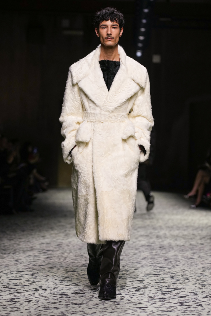 Prohlédněte si kolekci Bottega Veneta Ready to Wear Fall Winter 2023...
Prohlédněte si kolekci Bottega Veneta Ready to Wear Fall Winter 2023...