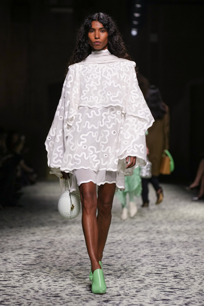 Prohlédněte si kolekci Bottega Veneta Ready to Wear Fall Winter 2023...
Prohlédněte si kolekci Bottega Veneta Ready to Wear Fall Winter 2023...