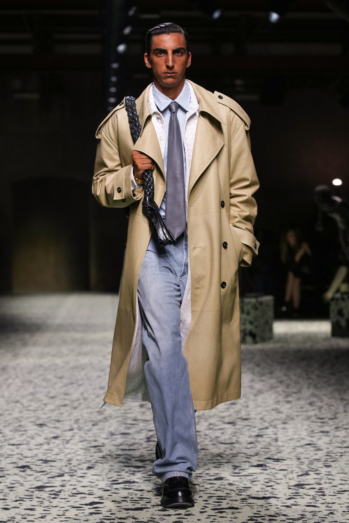 Prohlédněte si kolekci Bottega Veneta Ready to Wear Fall Winter 2023...
Prohlédněte si kolekci Bottega Veneta Ready to Wear Fall Winter 2023...