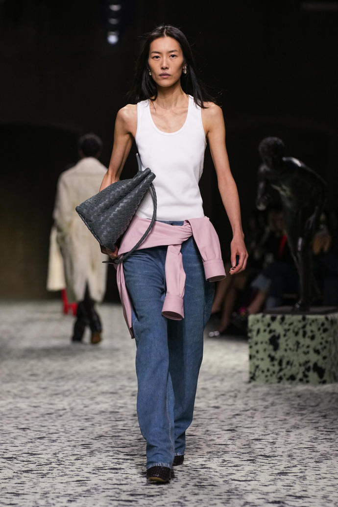 Prohlédněte si kolekci Bottega Veneta Ready to Wear Fall Winter 2023...
Prohlédněte si kolekci Bottega Veneta Ready to Wear Fall Winter 2023...