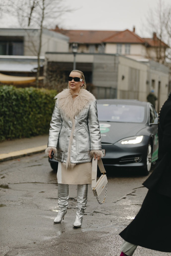 Inspirujte se metalickým leskem v ulicích fashion weeků...
