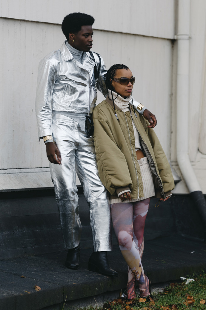 Inspirujte se metalickým leskem v ulicích fashion weeků...
