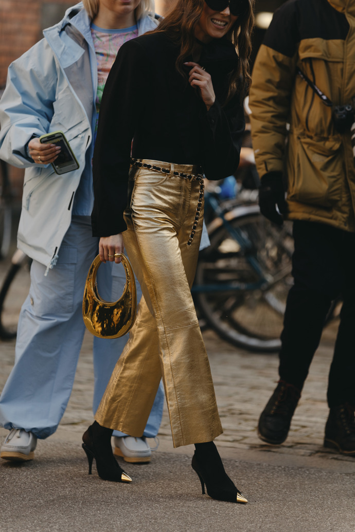 Inspirujte se metalickým leskem v ulicích fashion weeků...
