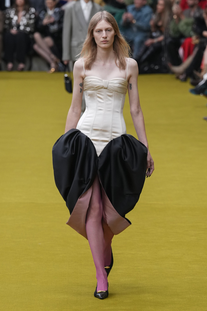 Prohlédněte si kolekci Gucci Ready to WearFall Winter 2023...
