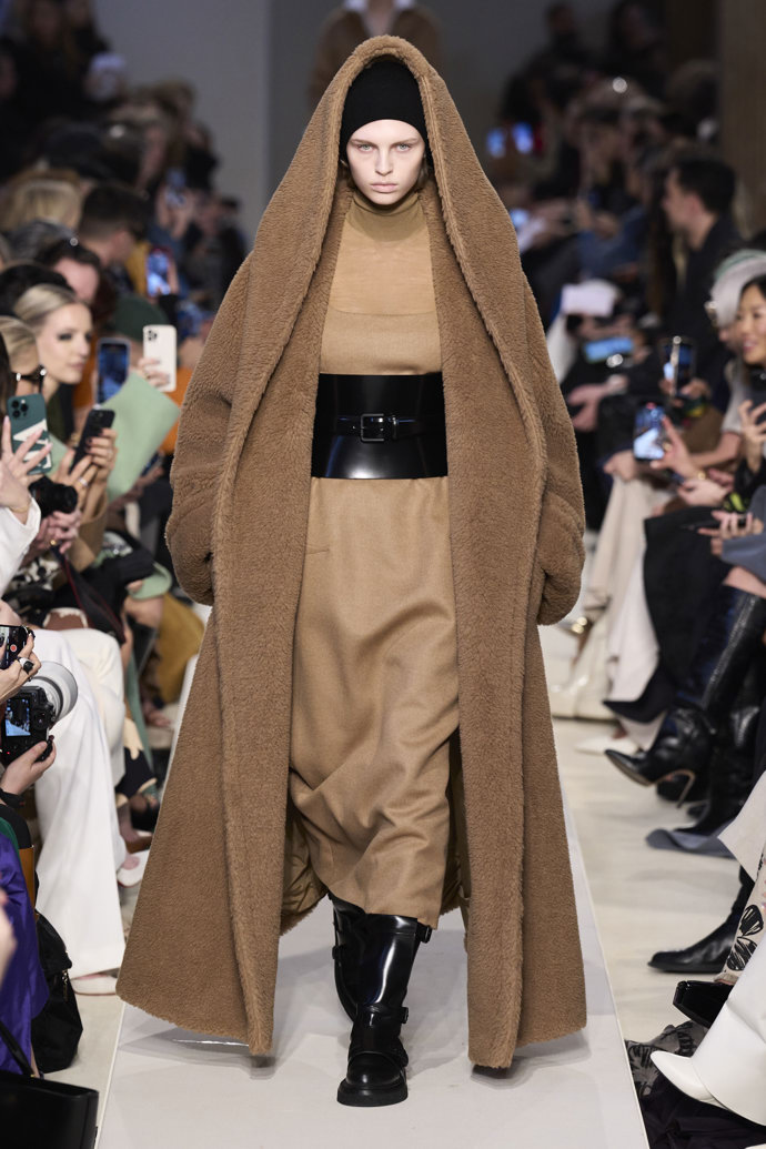 Prohlédněte si kolekci Max Mara Ready to Wear Fall Winter 2023...
